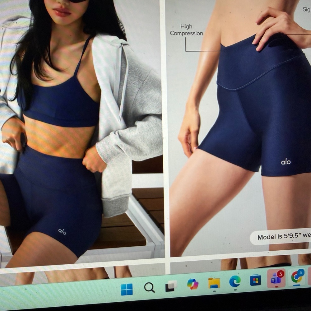 ALO Yoga 5” Airlift Energy Short -Navy. Worn once, like new